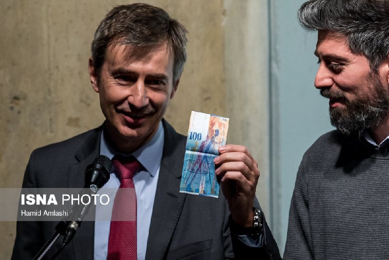 1️⃣ نمایی از مستند #مجسمه‌های_تهران از #بهمن_کیارستمی. (ساخته ۱۰ سال پیش.)مردی در #موزه_هنرهای_معاصر تهران با شلنگ مجسمه‌های جیاکومتی را می‌شویدSharOBalaaنحوه‌ی صحیح مراقبت از آثار هنریdead_opheliaیک اسکاچ و وایتکس هم بزنن که قشنگ برق بیفته واسه عید.cecil_saکم مونده تابلوها رو هم با شیشه شور دستمال بکشنDopeRickSanchezاین مجسمه‌‌های #جاکومتی داخل ایران حدود ۲۰ میلیون یورو برآورد قیمتشونه و جزو #میراث_فرهنگی #سوئیس محسوب می‌شه.thecosmicmagusقیمت کارهای جاکومتی، از ۹۰ میلیون دلار شروع میشه و در ۲۰۱۵ یک‌کارش در حراج کریستی ۱۴۱.۳ میلیون‌دلار به فروش رسیده!3mmmodیارو یجوری آب گرفته بهشون که باید همینو قاب کرد به عنوان اثر هنری گذاشت موزه معاصرwduwbدستت رو بگیری بالا، زیربغلت رو هم بشورم خیلی خوبه.LalehMonsef2️⃣ عکس 