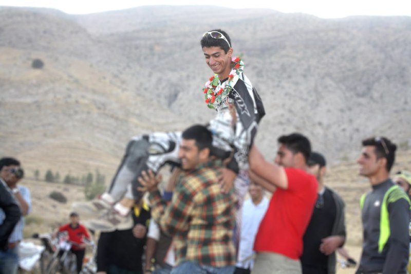 آتش‌نشانان در شبی زمستانی به عملیات امداد و نجات کوهستان در منطقه کوه‌سرخ شیراز اعزام می‌شوند، اما پس از گم شدن در مسیر به دام سرمای مرگبار منطقه می‌افتند. برادرم #اشراق_نجف_آبادی بلافاصله پس از دریافت درخواست کمک، ساعاتی پس از نیمه‌شب سوار بر موتورسیکلت به کمک می‌شتابد و چند نفر از جمله آتش‌نشانان را از خطر مرگ نجات می‌دهداحساس وظیفه انسانی #اشراق_نجف‌‌آبادی از چشم رییس آتش‌نشانی شیراز جناب آقای محمد هادی قانع پنهان نمی‌ماند.من به عنوان برادر او تا امروز از این موضوع بی‌اطلاع بودم.ErfanNajafabadiچند سال پیش کتف  اشراق نجف‌آبادی در سانحه دوچرخه‌سواری آسیب جدی دید و این اتفاق باعث شد تمرکزش رو از دوچرخه‌سواری دانهیل به سمت کوهنوردی ببره. هرچند این آسیب باعث نشد عشق قدیمی از یادش بره. در سال ۱۴۰۰ با دوچرخه‌اش به دو قله مرتفع ایران، یعنی دماوند و علم‌کوه صعود کرد. ErfanNajafabadiهمچنین اشراق نجف آبادی  طی سال‌های اخیر بارها در عملیات امداد و نجات کوهستان، داوطلبانه در کنار عزیزان آتش‌نشان حضور داشته.اشراق پر از شور زندگیست. روح آزاده‌ای دارد و صحت این ادعا را هر کس با او نشست و برخاستی داشته است شهادت می‌دهد. ErfanNajafabadiدرباره این پرونده