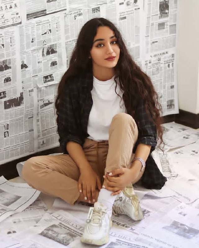 غزل رنجکش، دختر جوان اهل بندرعباس، که در اثر شلیک گلوله ساچمه‌ای به دست نیروهای حکومتی بینایی چشم راست خود را از دست داده، ماجرای زخمی شدن خود را شرح داده است. خانم رنجکش در اینستاگرام نوشته بعد از «چهار ساعت سرکلاس بودن و ۹ ساعت کار» در حال برگشت به خانه بود که هدف گلوله قرار گرفت.او افزوده «آخرین تصویری که چشم راستم ثبت کرد، لبخند اون شخص موقع شلیک کردن بود». این دختر جوان توضیح داده که برای جلوگیری از اصابت گلوله به مادرش در مقابل او ایستاد