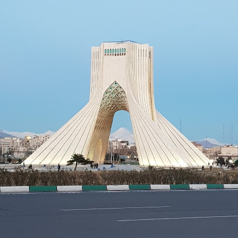 امروز توییت‌های زیادی شده بود درباره هوای متفاوت #تهران#دماوند از #میدان_آزادی پیدا بود.📷 bahar_m208