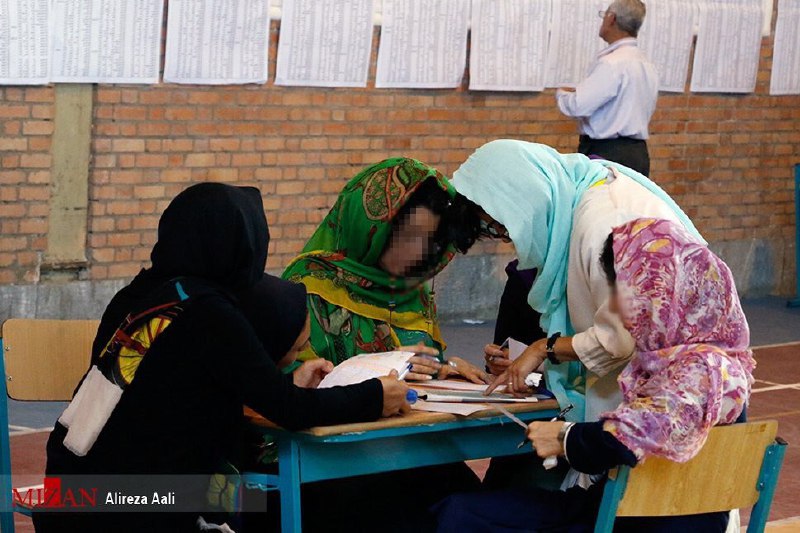 خبرگزاری قوه قضائیه در آلبوم امروزش از #زندان_اوین، تصویری هم از #نرگس_محمدی در حال رأی دادن منتشر کرده.madyar