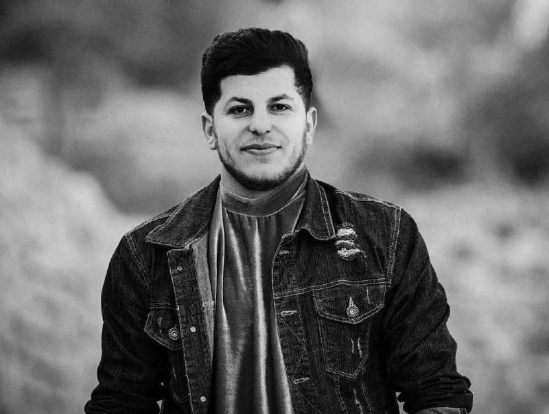 (پیکر بی‌جان در ویدیوی آخر)مراسم تشییع پیکر شهید #برهان_الیاسی'RojhatMokri, truskesadeghiهه‌نگاو از کشته شدن یک معترض اهل #جوانرود با نام #برهان_الیاسی، ۲۲ ساله با شلیک مستقیم ماموران حکومتی خبر داد.معترضان که روز شنبه، دهم دی، قصد شرکت در مراسم چهلم، هفت تن از کشته‌شدگان اعتراض‌ها در این شهر را داشتند، هدف تیراندازی و گاز اشک‌آور نیروهای حکومتی قرار گرفتند. HengawO, RadioFarda_ویدیویی از پیکر بی‌جان #برهان_الیاسی در بیمارستان و دیده می‌شود که گلوله/ها به شکم (پایین قفسه سینه) برخورد کرده است.برهان امروز در جریان مراسم چهلم جان‌باخته‌های جوانرود مورد اصابت گلوله قرار گرفت.FSeifikaran📡 @VahidOnline(پیکر بی‌جان در ویدیوی آخر)مراسم تشییع پیکر شهید #برهان_الیاسی'RojhatMokri, truskesadeghiهه‌نگاو از کشته شدن یک معترض اهل #جوانرود با نام #برهان_الیاسی، ۲۲ ساله با شلیک مستقیم ماموران حکومتی خبر داد.معترضان که روز شنبه، دهم دی، قصد شرکت در مراسم چهلم، هفت تن از کشته‌شدگان اعتراض‌ها در این شهر را داشتند، هدف تیراندازی و گاز اشک‌آور نیروهای حکومتی قرار گرفتند. HengawO, RadioFarda_ویدیویی از پیکر بی‌جان #برهان_الیاسی در بیمارستان و دیده می‌شود که گلوله/ها به شکم (پایین قفسه سینه) برخورد کرده است.برهان امروز در جریان مراسم چهلم جان‌باخته‌های جوانرود مورد اصابت گلوله قرار گرفت.FSeifikaran📡 @VahidOnline