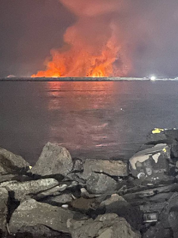 تصاویر دریافتی با شرح شعله‌های حمله به 'اسکله #بندر_لنگه، شامگاه پنج‌شنبه ۲۸ اسفند'ویدیوی آخر مربوط به 'ساعت ۲۰' است ولی فرستنده نوشته شناورهای زیادی همچنان در آتش می سوزند.Vahid📡 @VahidOnlineتصاویر دریافتی با شرح شعله‌های حمله به 'اسکله #بندر_لنگه، شامگاه پنج‌شنبه ۲۸ اسفند'ویدیوی آخر مربوط به 'ساعت ۲۰' است ولی فرستنده نوشته شناورهای زیادی همچنان در آتش می سوزند.Vahid📡 @VahidOnline