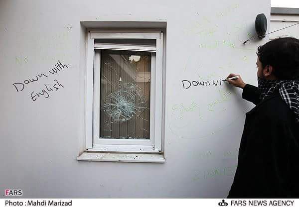 عکس شش سال پیش، #حمله_به_سفارت_انگلستان در تهران؛اعتراض یکی از اشغال‌کنندگان سفارت به سختی زبان #انگلیسیnoorshid