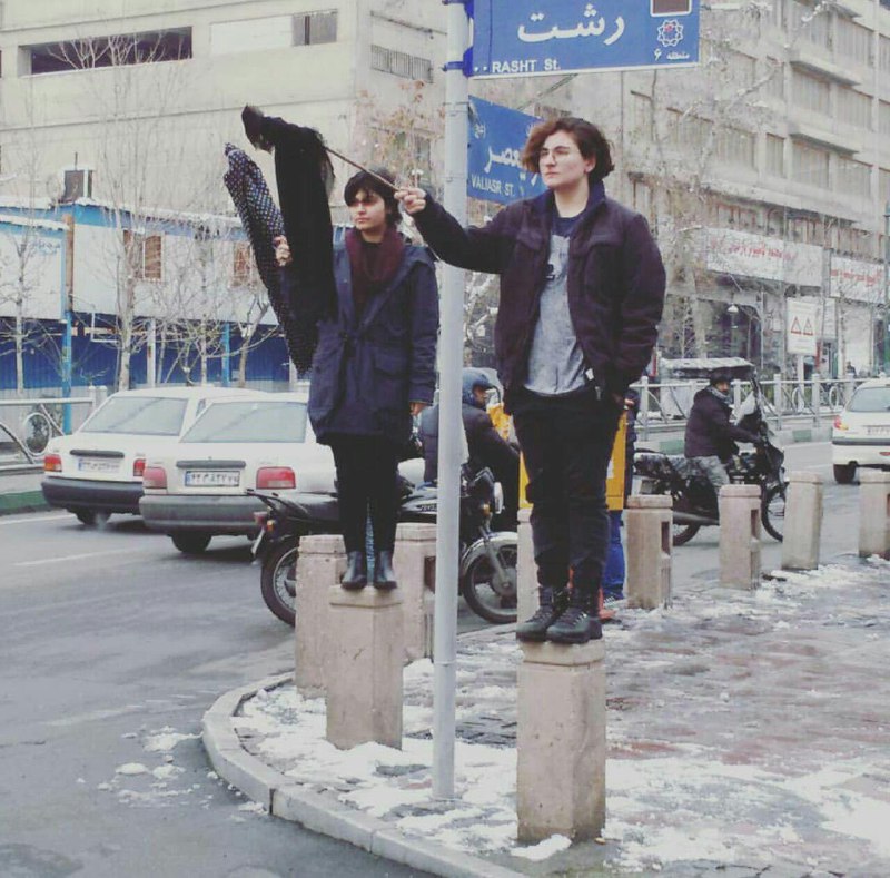 عکس دیگری از تقاطع خیابان ولی‌عصر و خیابان رشت #تهران#نه_به_حجاب_اجباری twitter.com/Vahid/status/958331040304594945📡 @VahidOnline