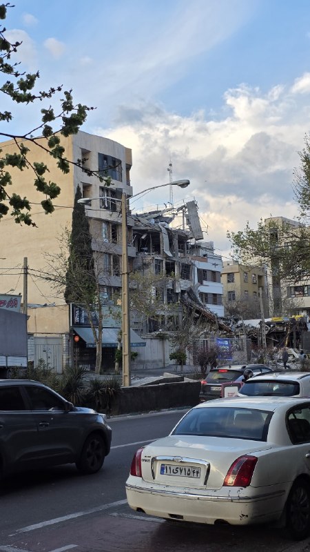 'ساختمانی که حدود ساعت ۲۳ دیشب در جنت‌آباد #تهران هدف قرار گرفت. از دید لاله غربی'تصاویر دریافتی از شهروندان، یکشنبه ۹ فروردینVahid📡 @VahidOnline'ساختمانی که حدود ساعت ۲۳ دیشب در جنت‌آباد #تهران هدف قرار گرفت. از دید لاله غربی'تصاویر دریافتی از شهروندان، یکشنبه ۹ فروردینVahid📡 @VahidOnline