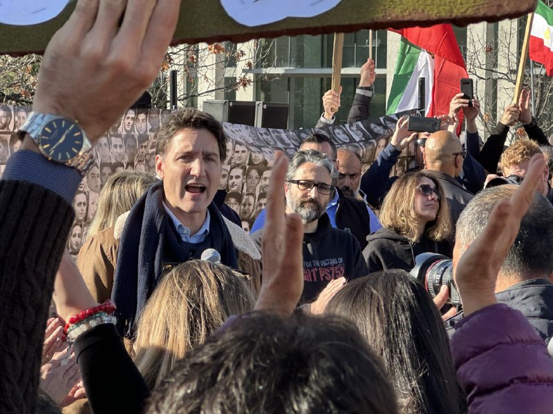 AliVaseghniaشنبه ۲۹ اکتبر - ۷ آبانجاستین ترودو، نخست وزیر کانادا، و همسرشحامد اسماعیلیون و خانواده پرواز #ps752در جمع ایرانیان اتاواگردهمایی و تشکیل زنجیره انسانیmitrabahriجاستین ترودو، نخست وزیر کانادا، و همسرش روز شنبه هفتم آبان در تجمع همبستگی با اعتراضات ایران در اتاوا، پایتخت کانادا، شرکت کرد.جاستین ترودو در ادامه این تجمع طی سخنانی تاکید کرد که از ورود عاملان سرکوب اعتراض‌ها بعد از جان‌باختن مهسا (ژینا) امینی به کانادا جلوگیری خواهد شد.نخست وزیر کانادا در جمع حاضران در این تجمع گفت