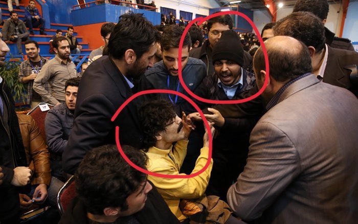خیلی اتفاقی به این عکس از سال ۹۴ که حسن روحانی اومده بود شریف برخوردم. دو نفری که تو این عکس با هم درگیر شدن