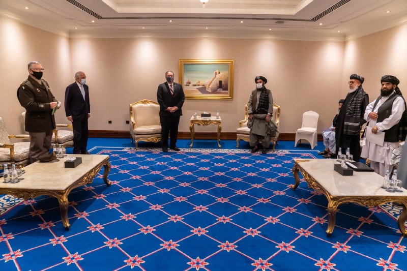 ۱۹ سال بعد از «جنگ علیه ترور» کار به جایی رسیده که دیدار وزیر خارجه #آمریکا با نماینده #طالبان، هیجان خبری چندانی به وجود نمی‌آورد. نماینده یکی از بنیادگراترین گروههای اسلامگرای جهان در کنار #پومپئو؛ همان کسی که گفته رهبران مسلمانی که حملات مسلمانان را محکوم نکنند، شریک جرم هستند. Kayvan_Hosseiniمایک پومپئو در حالی کنار عبدالغنی برادر، از رهبران طالبان ایستاده که آنها تقریبا هر روز عده‌ای از غیرنظامیان #افغانستان را می‌کشند. نام این رهبر طالبان در فهرست تحریم‌های شورای امنیت سازمان ملل متحد است و حق مسافرت و استفاده از خدمات بانکی را ندارد. mimnoonدیدار آقای پمپئو با نمایندگان دولت افغانستان و طالبان همزمان با انفجارهای مرگ‌بار کابل انجام شد. تا کنون دست‌کم ۸ نفر در این حملات کشته شده‌اند و احتمال می‌رود که شمار قربانیان به سرعت افزایش یابد. گروه داعش مسئولیت این حمله را برعهده گرفت اما مقامات دولت افغانستان انگشت اتهام را به سوی گروه طالبان نشانه گرفتند.euronews_pe📡 @VahidOnline۱۹ سال بعد از «جنگ علیه ترور» کار به جایی رسیده که دیدار وزیر خارجه #آمریکا با نماینده #طالبان، هیجان خبری چندانی به وجود نمی‌آورد. نماینده یکی از بنیادگراترین گروههای اسلامگرای جهان در کنار #پومپئو؛ همان کسی که گفته رهبران مسلمانی که حملات مسلمانان را محکوم نکنند، شریک جرم هستند. Kayvan_Hosseiniمایک پومپئو در حالی کنار عبدالغنی برادر، از رهبران طالبان ایستاده که آنها تقریبا هر روز عده‌ای از غیرنظامیان #افغانستان را می‌کشند. نام این رهبر طالبان در فهرست تحریم‌های شورای امنیت سازمان ملل متحد است و حق مسافرت و استفاده از خدمات بانکی را ندارد. mimnoonدیدار آقای پمپئو با نمایندگان دولت افغانستان و طالبان همزمان با انفجارهای مرگ‌بار کابل انجام شد. تا کنون دست‌کم ۸ نفر در این حملات کشته شده‌اند و احتمال می‌رود که شمار قربانیان به سرعت افزایش یابد. گروه داعش مسئولیت این حمله را برعهده گرفت اما مقامات دولت افغانستان انگشت اتهام را به سوی گروه طالبان نشانه گرفتند.euronews_pe📡 @VahidOnline