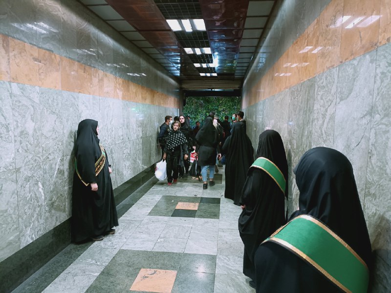 تصویری از  مترو انقلاب و تونل وحشتی که زنان چادری با روبان «سفیران هدایت» برای مردم درست کرده اند.چند نفری با بدترین لحن ممکن به زنان و دختران حمله میکنند چند ناشناس لباس شخصی هم بی اجازه از صورت مردم فیلم میگیرد.NR2OH#آبان۹۸ لکه‌های خون معترضان زخمی روی کفپوش‌های ایستگاه متروی انقلاب افتاده بود و ماموران وحشی با باتون ناگهان از داخل خیابان به ایستگاه حمله می‌کردند تا معترضانی که از میان جمعیت خیابان فرار کرده بودند را بازداشت کنند. همه را کتک می‌زدند، حالا هم همان همان ایستگاه و ماموران قاتلی که به کشتن مردم آمده‌اند‌hediekimiaeeشغالهای بزدل عرزشی، لات‌های کوچه خلوت برای اسراییل هشتگ میزنند ولی با دختربچه‌های ایرانی مشغول جنگ هستند. تصویری از #ایران_اشغالیTanasoli_Return#تونل_وحشت📡 @VahidOnline
