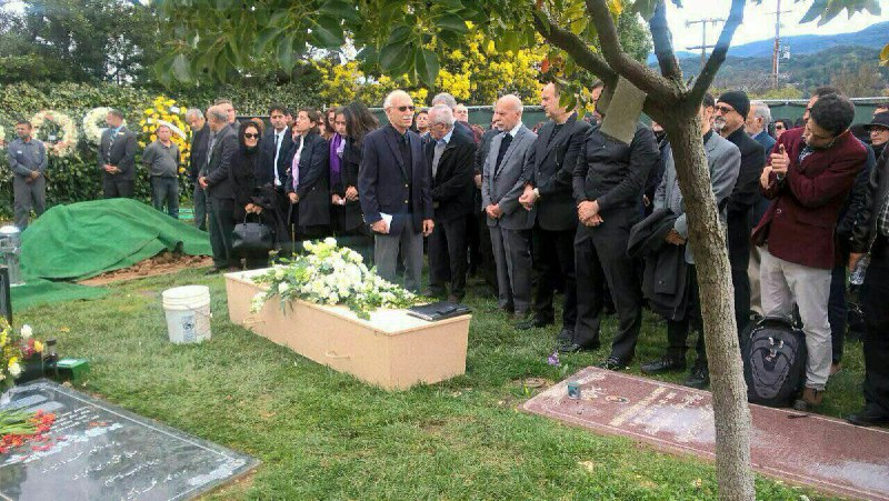 عکسی که کانال‌ها بعنوان خاکسپاری #میرزاخانی منتشرکردند،مراسم فرشته بازرگانهsaharnasiri83 t.co/zs5Lcs6pWTکافی بودعکس روگوگل کنند.حالایهو یادشون میادمنبع اضافه کنندبگن فلانجا نوشته بود‍.@VahidOnline