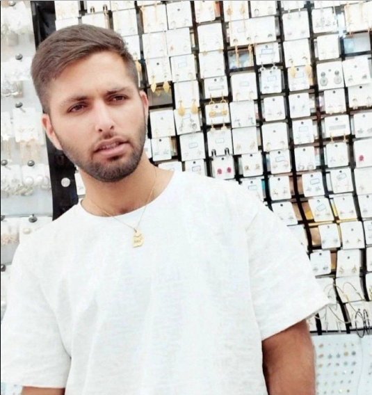 «هر دو چشم #حسین_حسین‌_پور در حال نابینا شدن است»نیروهای امنیتی در غروب چهارشنبه ١۵ شهریور  ۱۴۰۲ حسین را در جاده نورآباد ممسنی به سمت گچساران ربودند.حسین ۲۵ روز در بازداشتگاه 