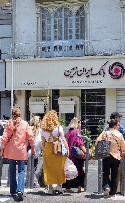 alooche#زن_زندگی_آزادی تو خیابون های ایران جریان دارهpersianCheetah2تهران توانایی اینو داره که رنگی‌ترین شهر دنیا بشه...❤️3maah_saپارسال اگه کسی همچین عکسی می‌ذاشت می‌گفتیم فتوشاپه! چقدر عوض شد همه چیStern_1987یه لحظه فک کردم ازین عکسای زمان شاهه.M4z14rسال پیش با فتوشاپ از این عکسا درست می‌کردن می‌گفتن تصورش کنbiya_baghalamتوی همین زمانِ کمتر از یک سال چقدر آدما هزینه دادن تا یکی از دستاوردهاش این باشه که الان این عکس یه عکس عادی بنظر بیادmehrzhadشما رو نمی‌دونم ولی این تصویر برای من هرچی باشه، «عادی» نیست.این تصویر مبارزه است، تصویر هزینه‌ای که هنوز و هر روز داریم متحمل می‌شیم. هیچ چیز عادی نشده.Ahle__havaفقط زیبایی می‌بینم، حتی اسم اون بانک هم قشنگه ‌و مرتبطswmiallالان میرن پارک ملت رو پلمب می‌کنند.elaringa📡 @VahidOnline