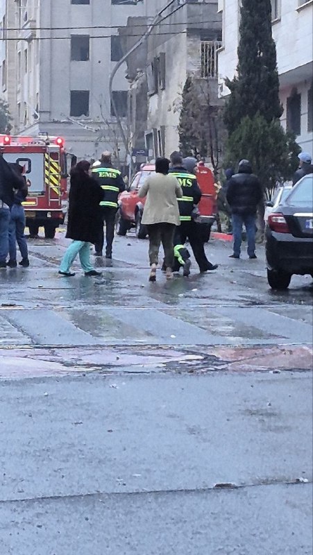 تصاویر دریافتی از 'یک ساختمان هدف قرار گرفته سر کوچه نهم خیابان بلوچستان گیشا در #تهران در ساعت ۵