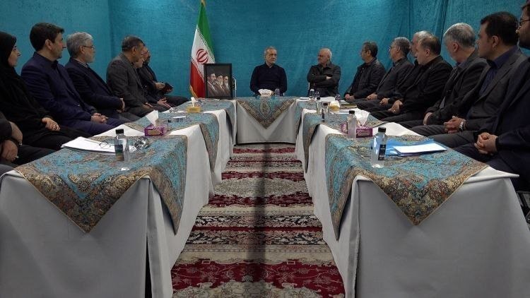 جلسه‌ی هییت دولت در استخر شیرودیSepehrdaفکر کنم پزشکیان رو با فرغون آوردند! ردش روی فرش مونده.Aliferous1df رسانه‌های جمهوری اسلامی عصر دوشنبه ۱۰ فروردین با انتشار این عکس از تشکیل جلسه هیات دولت خبر دادند.براساس این تصویر، به نظر می‌رسد اتاق برگزاری این جلسه همان اتاقی است که مسعود پزشکیان در کنج آن پیام نوروزی خود را ضبط کرده بود.@VahidHeadlineوضعیت ناهموار چیزی که به عنوان میز استفاده کردند هم مورد توجه قرار گرفته و توییت‌هایی با جعبه نوشابه یا کارتن موز می‌نویسند.📡 @VahidOnline