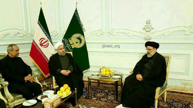 #پرچم #آستان_قدس هم‌تراز #پرچم_ایران ه. کسی ندونه خیال می‌کنه اینا از دو تا دولت جداگانه با هم ملاقات کردنdutyMessIr