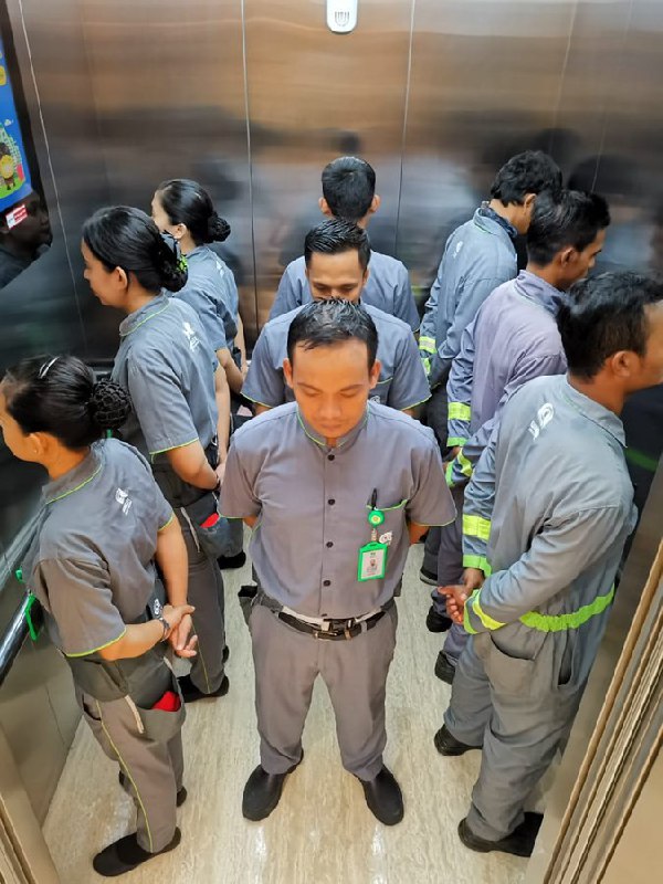 1️⃣ بیمارستانی در #تایلند؛ استیکرهای راهنمای برای آموزش نحوه ایستادن در آسانسور!BlueJakkدر مورد عکس دوم شاید بهتر باشه سوار نشیم! 2️⃣ maarkocholo📡 @VahidOnline1️⃣ بیمارستانی در #تایلند؛ استیکرهای راهنمای برای آموزش نحوه ایستادن در آسانسور!BlueJakkدر مورد عکس دوم شاید بهتر باشه سوار نشیم! 2️⃣ maarkocholo📡 @VahidOnline