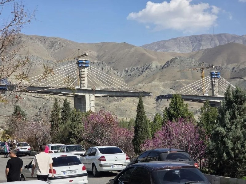 رسانه‌های ایران عکسی از یک پل تخریب شده بر اثر حملات آمریکا و اسرائیل را منتشر کرده‌اند.روزنامه ایران نوشته در «چند نقطه در حوالی عظیمیه کرج را هدف حملات خود قرار داد.»خبرگزاری فارس هم گفته «در یکی از این حملات پل بی۱ که یکی از بلندترین پل‌های کشور بود هدف گرفته شده است.»پل بی‌۱ در منطقه بیلقان برروی ابتدای جاده چالوس (بلوار جانبازان) و رودخانه کرج واقع شده است.@VahidHeadline[من هنوز پیام‌های دریافتی خودم رو چک نکردم.]📡 @VahidOnline