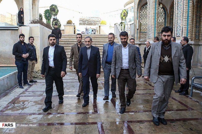 کجای دنیا یه رئیس دانشگاه ۶ تا بادیگارد داره؟ kazem_alirezaاین ۶ تا مال ۳۵ تا شغل دیگشهserkeye7saaleبه تنهایی نصف سرمایه نظامه نباشه ۳۷ پست حساس و سرنوشت ساز خالی و بی صاحاب میشه به نظرم خیلی هم کم کاری شده #ولایتی Elsaaad2📡 @VahidOnline