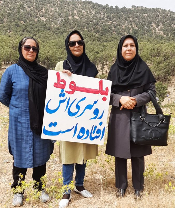 امروز مردم یاسوج در اعتراض به ناکارامدی و مسسببان وضع موجود در مدیریت محیط زیست و جنگلهای بلوط دست به اعتراض مسالمت آمیز زدند. این شعار بخوبی نشان میدهد که دولت فعلی مسائل اساسی از جمله نابودی زیست بوم را رها و مسائل خصوصی مردم را در اولویت قرار داده است!#روسری_بلوط_افتاده_است ZagrosSave📡 @VahidOnline