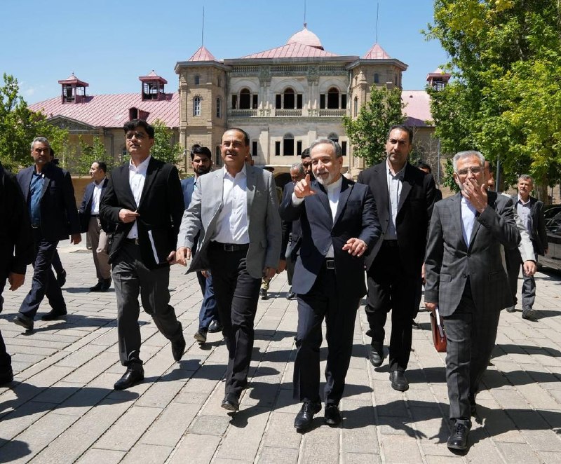 شبکه العربیه به نقل از منابع آگاه گزارش داد عاصم منیر، رییس ستاد کل ارتش پاکستان، پیام‌های آمریکا را به تهران منتقل کرده است و بخشی از این پیام حاوی تهدید به ازسرگیری جنگ بوده است.در این پیام‌ها همچنین تاکید شده در صورت موافقت جمهوری اسلامی با توافق، حل مسائل اختلافی در مرحله بعدی انجام خواهد شد.به گفته این منابع، آمریکا در پیام‌های خود تصریح کرده است تهران باید اکنون با توافق موافقت کند یا با پیامدهای منفی روبه‌رو شود.@VahidOOnLineشبکه العربیه،  روز شنبه دوم خرداد ماه، به نقل از «یک منبع بلندپایه ایرانی» گزارش داد پیشنهاد ارائه‌شده از سوی تهران تاکنون نتوانسته رضایت آمریکا را جلب کند و همچنان از دید واشنگتن «غیرقابل قبول» تلقی می‌شود.@VahidOOnLineعاصم منیر، رییس ستاد کل ارتش پاکستان، پس از سفری یک روزه به تهران، ایران را ترک کرد.به گزارش ایرنا، او به همراه محسن نقوی، وزیر کشور پاکستان که از هفته گذشته در تهران به سر می‌برد، پایتخت ایران را ترک کرده است.عاصم منیر در جریان این سفر با محمدباقر قالیباف، رییس مجلس، مسعود پزشکیان، رییس‌جمهوری ایران و عباس عراقچی، وزیر امور خارجه دیدار و گفت‌وگو کرد.@VahidHeadlineمحمدباقر قالیباف در دیدار با عاصم منیر گفت نیروهای مسلح جمهوری اسلامی در دوران آتش‌بس بازسازی شده‌اند و در صورت آغاز دوباره جنگ، واکنش ایران شدیدتر خواهد بود.او گفت
