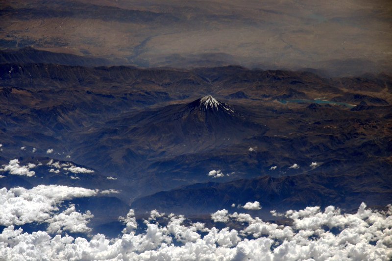 #فضانورد روس ایستگاه بین‌المللی فضایی، #ISS، سرگئی ریازانسکی این عکس رو که از قله #دماوند گرفته تو پیجش گذاشته و توضیح داده که بزرگترین و مرتفع ترین #آتشفشان آسیاست و در افسانه‌های پارسی اومده که شیطانی به نام #ضحاک تو یکی از غارهای این قله زندانیه.kpirzahedℹ️ SergeyISS📡 @VahidOnline