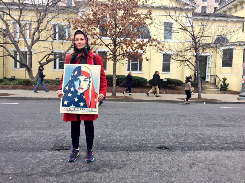 این تصویر را دست چندین نفر ازکسانی دیدم که برای اعتراض به مراسم #تحلیف #ترامپ آمده‌اند؛ طرحی برای مبارزه با #نفرت‌پراکنیHadiNili