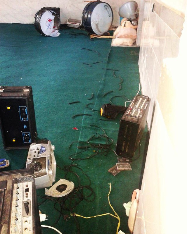 یک نفر با #تبر همه لوازم هیئت رو شکسته و تبر رو روی طبل بزرگ گذاشته😂 روستای گرکوشک، از توابع استان کهگیلویه و بویراحمدm_gentlman#ابراهیم زمانه‌ات را بشناسMammad_fouladابراهیم طبل‌شکن، طبل بزرگ رو بشکن ShAryaeeاین عکس از دیروز چندجایی پست شده ولی دست‌کم مال ۴ سال قبله