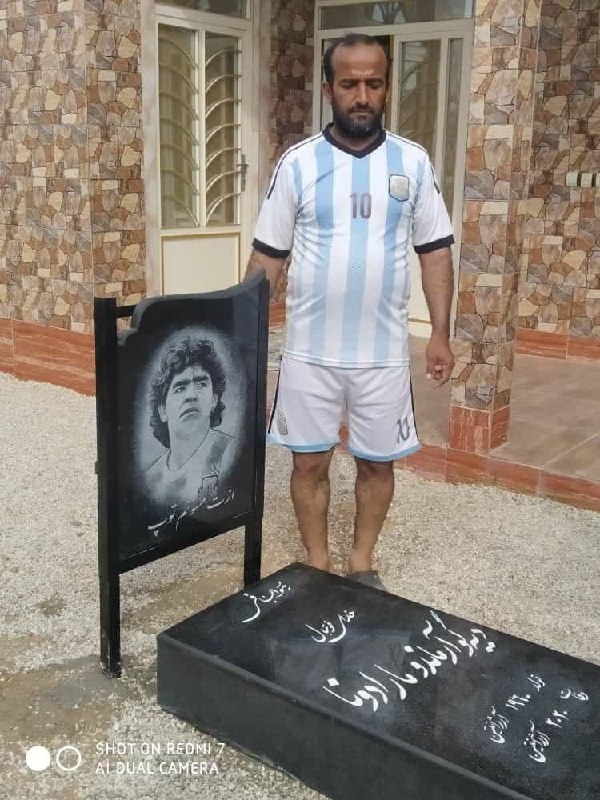 یکی توی حیاط خونه‌اش در #دلوار #بوشهر برای #مارادونا #قبر نمادین درست کرده.s_chehreghani📡 @VahidOnlineیکی توی حیاط خونه‌اش در #دلوار #بوشهر برای #مارادونا #قبر نمادین درست کرده.s_chehreghani📡 @VahidOnline
