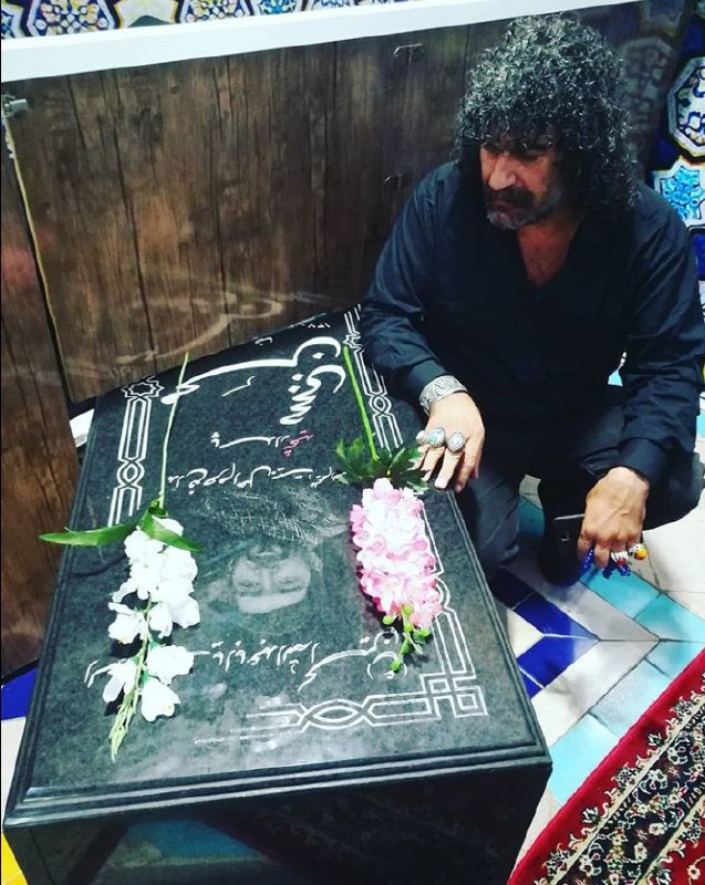 سنگ قبر محسن #حججی رو دیدین؟ از وسط نصفش کردن بالاتنه‌اش رو مردها فاتحه بخونن پایین‌تنه خانم‌هاdanydanyfa📡 @VahidOnline