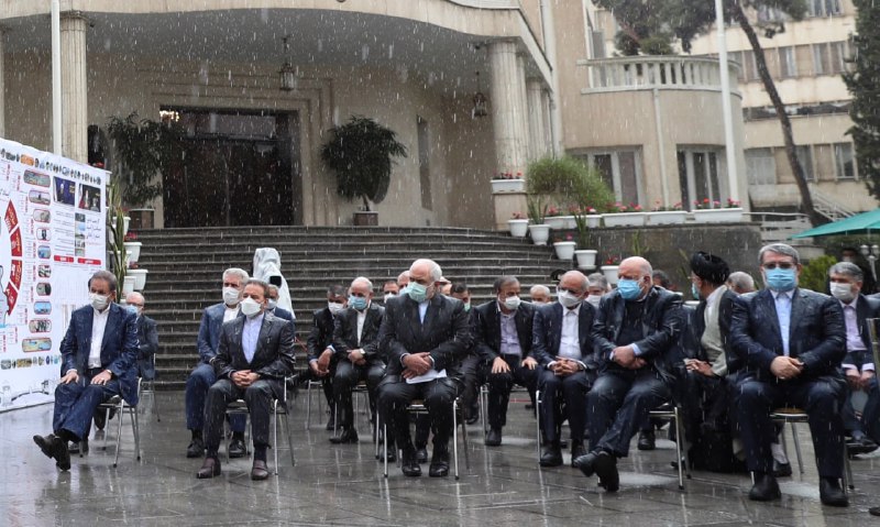 📹 samiraalampanahجلسه #هیئت_دولت رو تو فضای باز برگزار کردن و احتمالا قبلش هم یه سرچ نکردن آب و هوا رو ببینن =)))) armanalaeiiدولت روحانی به روایت تصویرConformist77استایل رحمانی فضلی 😂EbrahimHeidariتراکم ابرهای بالا سر زنگه بیشتره 