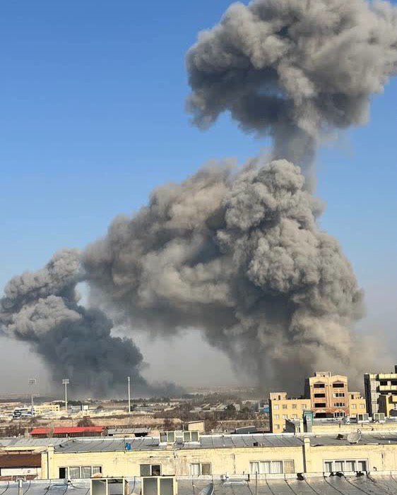 دود انفجارهای حملات 'صبح امروز به ناحیه صنعتی در غرب #تبریز'تصاویر دریافتی با شرح بالا، شنبه ۲۳ اسفندVahidساعتی پیش از حمله ارتش اسرائیل تصویر آخر بالا رو به عنوان هشدار تخلیه منتشر کرده بود و بعد از حمله هم منابع جمهوری اسلامی نوشتند تخلیه شده بود.📡 @VahidOnlineدود انفجارهای حملات 'صبح امروز به ناحیه صنعتی در غرب #تبریز'تصاویر دریافتی با شرح بالا، شنبه ۲۳ اسفندVahidساعتی پیش از حمله ارتش اسرائیل تصویر آخر بالا رو به عنوان هشدار تخلیه منتشر کرده بود و بعد از حمله هم منابع جمهوری اسلامی نوشتند تخلیه شده بود.📡 @VahidOnline