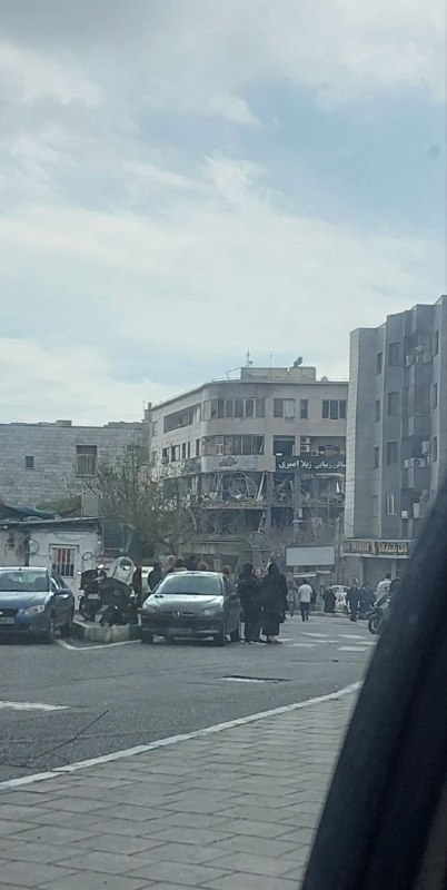 'حمله به ساختمانی در میدان هروی #تهران حدود ساعت ۹ صبح یکشنبه ۹ فروردین'تصاویر دریافتی از شهروندان + منتشر شده در شبکه‌های اجتماعیVahidتلویزیون قطری العربی روز یک‌شنبه نهم فروردین خبر داد که ساختمان دفتر این شبکه تلویزیونی در میدان هروی تهران هدف اصابت موشک‌های اسرائیل قرار گرفته است.در گزارش این شبکه آمده که موشکی که از پهپاد شلیک شده در حین اجرای برنامه زنده به این ساختمان برخورد کرده است.کارکنان این شبکه تلویزیونی در تهران مجروح نشده‌اند، اما به گفته خبرنگار این شبکه در ساختمان‌های مجاور «ده نفر زخمی» شده‌اند.@VahidHeadline📡 @VahidOnline'حمله به ساختمانی در میدان هروی #تهران حدود ساعت ۹ صبح یکشنبه ۹ فروردین'تصاویر دریافتی از شهروندان + منتشر شده در شبکه‌های اجتماعیVahidتلویزیون قطری العربی روز یک‌شنبه نهم فروردین خبر داد که ساختمان دفتر این شبکه تلویزیونی در میدان هروی تهران هدف اصابت موشک‌های اسرائیل قرار گرفته است.در گزارش این شبکه آمده که موشکی که از پهپاد شلیک شده در حین اجرای برنامه زنده به این ساختمان برخورد کرده است.کارکنان این شبکه تلویزیونی در تهران مجروح نشده‌اند، اما به گفته خبرنگار این شبکه در ساختمان‌های مجاور «ده نفر زخمی» شده‌اند.@VahidHeadline📡 @VahidOnline