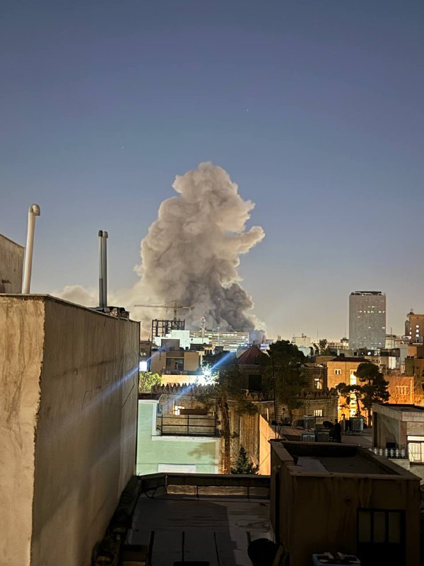 'سمت میدان توپخانه #تهران یا پایین‌تر،تصویر از طرف‌های میدان فردوسی به سمت جنوب گرفته شده، ساعت ۲۱