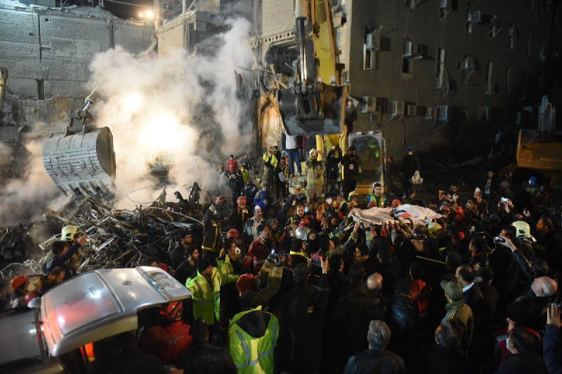 آخرین پیکر #آتش‌نشان تشییع شد ( هنوز چند شهروند داخلند و عملیات ادامه داره) #پلاسکو ساعت ده شبsosha999