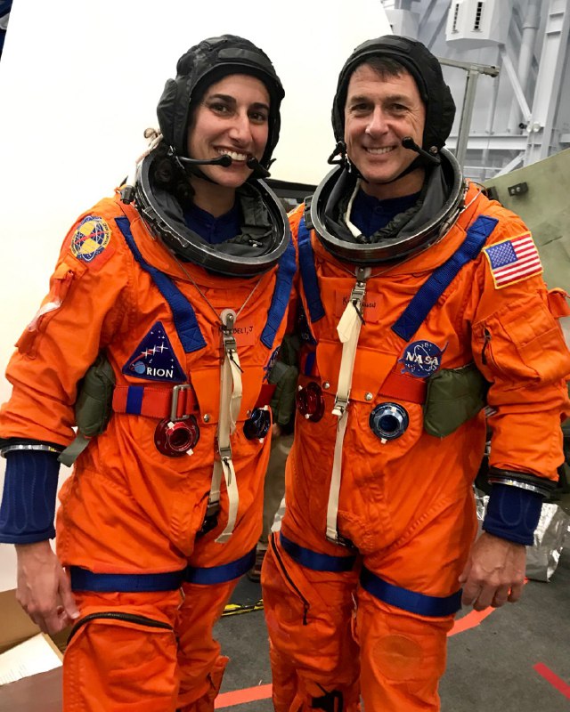 نخستین فضانورد (واقعی) ایران، جاسمین (یاسمین) مقبلی. ali_nayeri#یاسمین_مقبلی و برادرش کاوه در آلمان متولد و در نیویورک بزرگ شده اند. والدین آنها که دانشجویان رشته معماری بودند، پس از  انقلاب ۵۷، ایران را ترک کردند.او دانش آموخته مهندسی هوا-فضا از دانشگاه اِم آی تی است و کارشناسی ارشد خود را از مدرسه عالی نیروی دریایی آمریکا دریافت کرده است.VOAIranیاسمین مقبلی در اینستاگرام