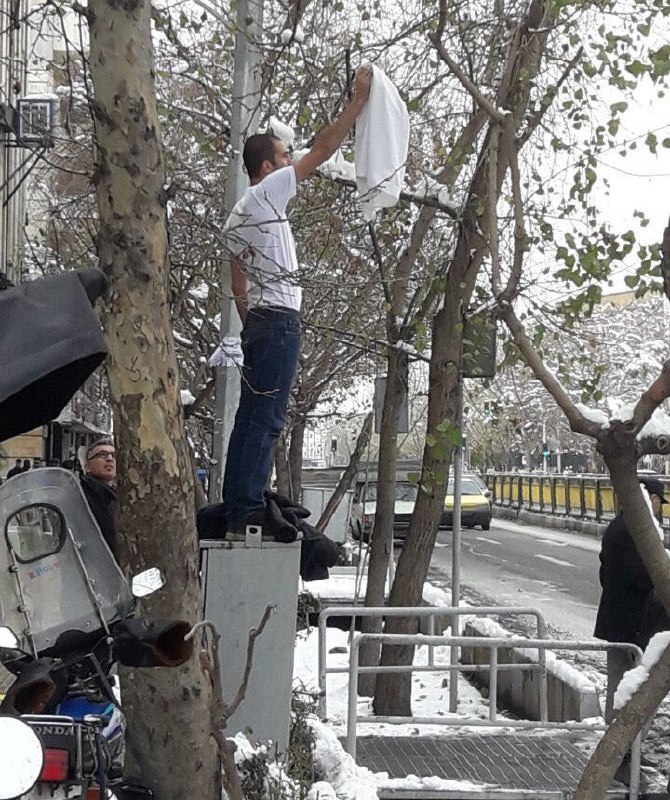 #دختران_انقلاب#دختران_خیابان_انقلاب تنها نیستند aidaghajar