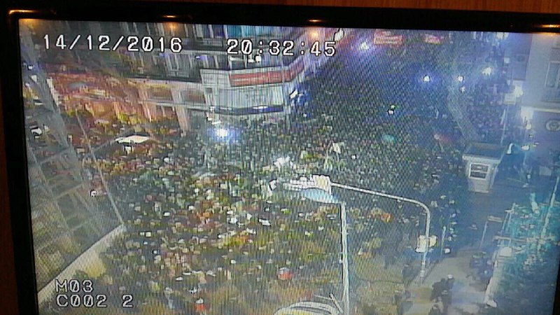 تجمع در #استانبول مقابل کنسولگری ایران، در اعتراض به نقش ایران در وضعیت #حلب بودهrezahn56