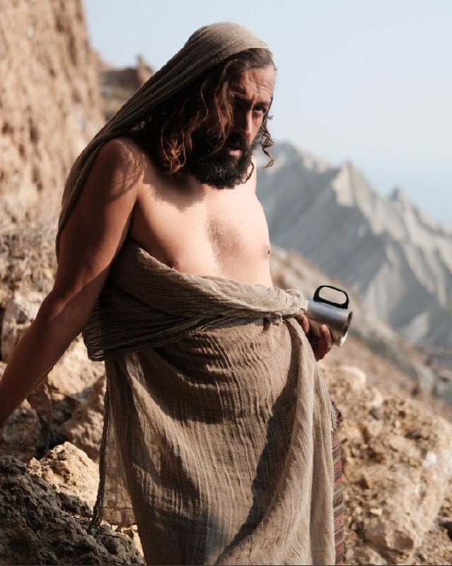 #مهدی_نیکبخت، دف‌نواز و شاعر و... در #سمیرم #اصفهان به #قتل رسید؛ اخیرا گزارش و تصویری از او همراه با چند هیپی ساکن جزیره‌های جنوب ایران در گاردین چاپ شده است. [عکس اول]Khesroo⚠️مهدی نیک‌بخت، شاعری که با رفتن به پیشواز آب زاینده‌رود دف‌نوازی می‌کرد، در جنایتی مبهم به شکل فجیعی به قتل رسیده.بر اساس گزارش آگاهی، سر او از بدن جدا و روی سینه‌اش قرار داده شده.Lagavulin161(من نتونستم منبعی رسمی برای این 