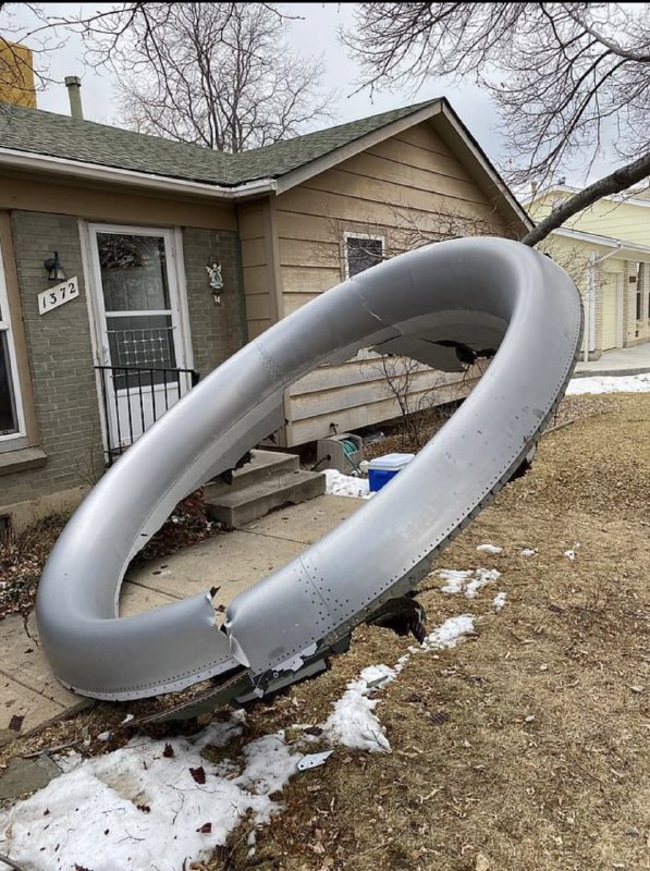 یکی از موتورهای جت پرواز ۳۲۸ United #آمریکا آتیش گرفته، این خانم که پدر و مادرش توی پرواز بودن این ویدیو رو اشتراک گذاشته، واقعا ترسناکه 🤦‍♂️🤦‍♂️tedmozBفکر کن از‌ پنجره #هواپیما نگاه کنی و چنین صحنه‌ای ببینی.alirezashirazi منشن‌ها رو ببین. زه‌ موتور افتاده تو حیاط یکیSinaTweetedچه برگ ریزونM3itiiموتور یک هواپیمای مسافربری #بوئینگ ۷۷۷ دقایقی پس از برخاستن از فرودگاه بین المللی دنور در ایالت کلرادو دچار #آتش‌سوزی شد و قطعاتی از بدنه موتور این هواپیما در مناطق مسکونی در شهر برومفیلد در حومه دنور سقوط کرد.این بوئینگ ۷۷۷ با ۲۳۱ مسافر و ۱۰ خدمه توانست بدون مشکلی به فرودگاه دنور بازگردد. مقام‌های هواپیمایی در دنور می‌گویند، در این حادثه به کسی آسیب نرسیده است.پلیس شهر برومفیلد از اهالی این مناطق خواسته است که از جمع آوری قطعات بدنه موتور این هواپیما خودداری کنند.RadioFarda_با این وضعیت سالم به زمین نشست. - موشک دوم را چرا زدید؟! #PS752MahIzadYaarشرکت #یونایتد📡 @VahidOnlineیکی از موتورهای جت پرواز ۳۲۸ United #آمریکا آتیش گرفته، این خانم که پدر و مادرش توی پرواز بودن این ویدیو رو اشتراک گذاشته، واقعا ترسناکه 🤦‍♂️🤦‍♂️tedmozBفکر کن از‌ پنجره #هواپیما نگاه کنی و چنین صحنه‌ای ببینی.alirezashirazi منشن‌ها رو ببین. زه‌ موتور افتاده تو حیاط یکیSinaTweetedچه برگ ریزونM3itiiموتور یک هواپیمای مسافربری #بوئینگ ۷۷۷ دقایقی پس از برخاستن از فرودگاه بین المللی دنور در ایالت کلرادو دچار #آتش‌سوزی شد و قطعاتی از بدنه موتور این هواپیما در مناطق مسکونی در شهر برومفیلد در حومه دنور سقوط کرد.این بوئینگ ۷۷۷ با ۲۳۱ مسافر و ۱۰ خدمه توانست بدون مشکلی به فرودگاه دنور بازگردد. مقام‌های هواپیمایی در دنور می‌گویند، در این حادثه به کسی آسیب نرسیده است.پلیس شهر برومفیلد از اهالی این مناطق خواسته است که از جمع آوری قطعات بدنه موتور این هواپیما خودداری کنند.RadioFarda_با این وضعیت سالم به زمین نشست. - موشک دوم را چرا زدید؟! #PS752MahIzadYaarشرکت #یونایتد📡 @VahidOnline