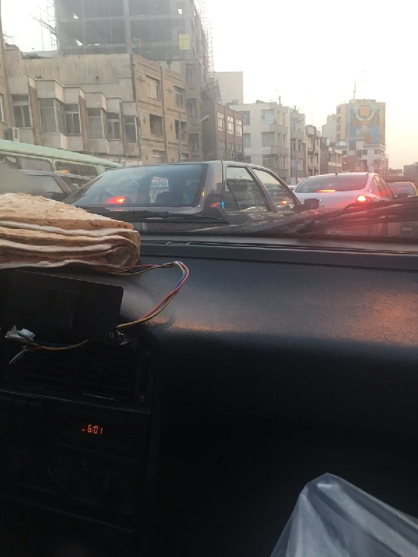 شاید باور نکنید اما راننده #تاکسی زد کنار، به مرده گفت تو بشین پشت فرمون تا من برم نون بخرم. برین جلو من خودم رو می‌رسونم.خودش رو رسوند. 