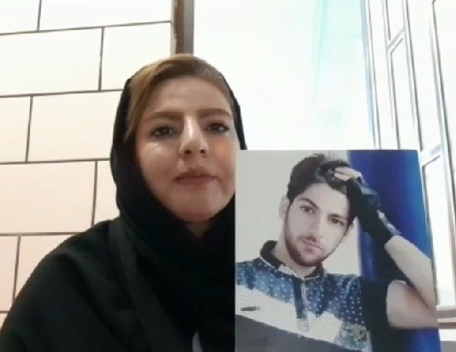 #فرزانه_انصاری‌فر، خواهر #فرزاد_انصاری‌فر، از کشته‌شدگان #آبان۹۸ در #بهبهان، امشب در اعتراضات بازداشت شد. ManotoNewsپدرش، #امین_انصاری‌فر است، جانباز جنگ و بازمانده کربلای ۴. وقتی پسرش را کشتند روایت کرد