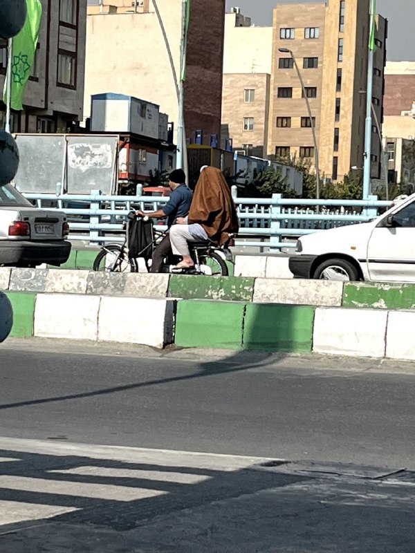 'آخوند نگران از #عمامه‌پرانی'دیده شده در 'بزرگراه امام علی تهران'Vahid📡 @VahidOnline