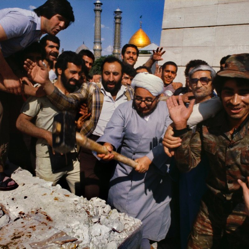 #رضا_دقتی در انتشارعکس‌های دوران انقلاب بیش‌ازحد محتاط است و عکس نادیده بسیاردارد.حالا۳عکس از تخریب مقبره #رضاشاه درسال۵۹ گذاشتهdazasimetra