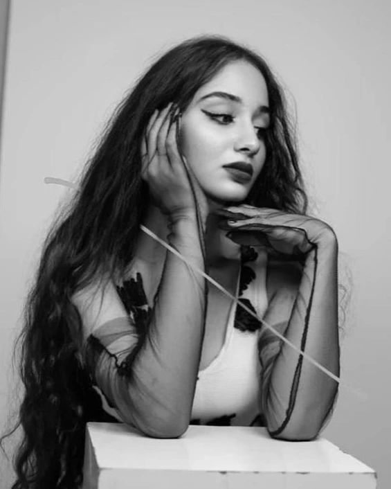 غزل رنجکش، دختر جوان اهل بندرعباس، که در اثر شلیک گلوله ساچمه‌ای به دست نیروهای حکومتی بینایی چشم راست خود را از دست داده، ماجرای زخمی شدن خود را شرح داده است. خانم رنجکش در اینستاگرام نوشته بعد از «چهار ساعت سرکلاس بودن و ۹ ساعت کار» در حال برگشت به خانه بود که هدف گلوله قرار گرفت.او افزوده «آخرین تصویری که چشم راستم ثبت کرد، لبخند اون شخص موقع شلیک کردن بود». این دختر جوان توضیح داده که برای جلوگیری از اصابت گلوله به مادرش در مقابل او ایستاد