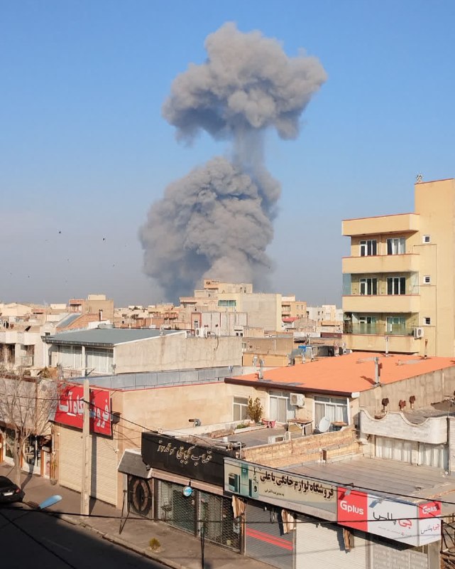 دود انفجارهای حملات 'صبح امروز به ناحیه صنعتی در غرب #تبریز'تصاویر دریافتی با شرح بالا، شنبه ۲۳ اسفندVahidساعتی پیش از حمله ارتش اسرائیل تصویر آخر بالا رو به عنوان هشدار تخلیه منتشر کرده بود و بعد از حمله هم منابع جمهوری اسلامی نوشتند تخلیه شده بود.📡 @VahidOnlineدود انفجارهای حملات 'صبح امروز به ناحیه صنعتی در غرب #تبریز'تصاویر دریافتی با شرح بالا، شنبه ۲۳ اسفندVahidساعتی پیش از حمله ارتش اسرائیل تصویر آخر بالا رو به عنوان هشدار تخلیه منتشر کرده بود و بعد از حمله هم منابع جمهوری اسلامی نوشتند تخلیه شده بود.📡 @VahidOnline