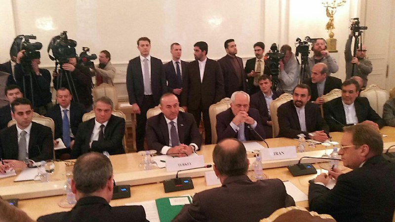 ممکنه تصادفی نبوده باشه چون این لحظه‌ای دیگرهولی ممکنه به قصد عکاسی باشه!HosseinDalirianودرنمایی دیگرمحافظ #ظریف حواسش به #محافظ وزیر خارجه #ترکیه استt.co/3dv8qJJOxg#ترور #سفیرروسیه@VahidOnline