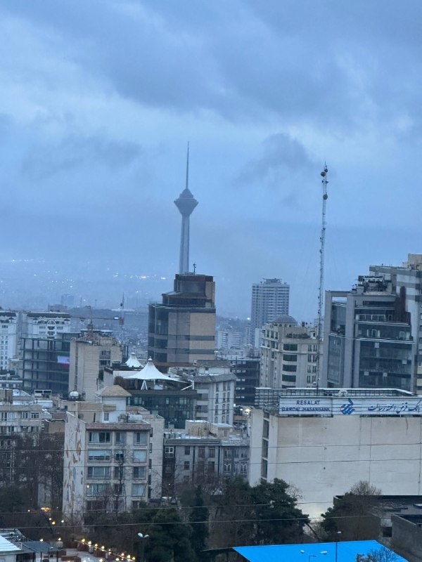 تصاویر دریافتی از 'یک ساختمان هدف قرار گرفته سر کوچه نهم خیابان بلوچستان گیشا در #تهران در ساعت ۵