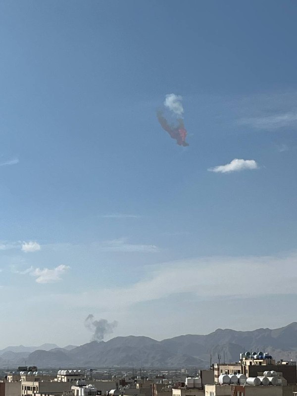 تصاویر دریافتی با شرح‌هایی درباره شلیک ناموفق یک موشک از #اصفهان که لحظاتی پس از پرتاب در هوا منفجر شده.شنبه یک فروردینVahidپیام‌های دریافتی تایید نشده که ممکنه بعضی‌هاشون کاملا نادرست باشند