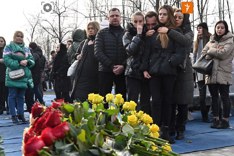 خانواده‌های ۱۱ سرنشین اوکراینی هواپیمای سرنگون شده با موشک پدافند هوایی سپاه پاسداران در مراسم پرده‌برداری از سنگ یادبود قربانیان #پرواز۷۵۲ در فرودگاه بوریسپیل کی‌یف؛قرار است در این مکان بنای یادبودی به یاد کشته‌شدگان این پرواز ساخته شود. RadioFarda_ #PS752📡 @VahidOnlineخانواده‌های ۱۱ سرنشین اوکراینی هواپیمای سرنگون شده با موشک پدافند هوایی سپاه پاسداران در مراسم پرده‌برداری از سنگ یادبود قربانیان #پرواز۷۵۲ در فرودگاه بوریسپیل کی‌یف؛قرار است در این مکان بنای یادبودی به یاد کشته‌شدگان این پرواز ساخته شود. RadioFarda_ #PS752📡 @VahidOnline